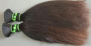 Extensions de cheveux naturels noirs en trame, lisses et longues, avec cuticules alignées, texture douce et soyeuse, pour usage professionnel en salon. - Product Image 2