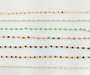 Ensemble de colliers délicats multicolores perlés, pierres facettées, fil doré, superposés, style bohème - Product Image 1
