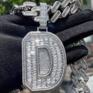 Colgante de Hip Hop con Diamante Cultivado en Laboratorio VV1 Corte Baguette Personalizado, Colgante con Letra D con Incrustaciones de Diamantes - Product Image 1