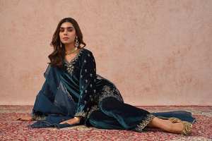 Ensemble de fête vintage haut de gamme en velours de viscose lourd avec broderie Zari et dupatta - Product Image 6