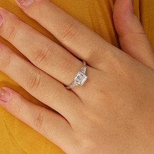 Anillo de tres piedras con diamante de corte Asscher de 1.01 CT, con baguette lateral, cultivado en laboratorio, con oro macizo de 10K, regalo sorpresa de cumpleaños para enamorados - Product Image 6