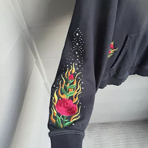 เสื้อฮู้ดดี้ผู้ชายปักโลโก้คริสตัลวิบวับ ผ้าฝ้ายฟลีซ แฟชั่นสวยงาม ออกแบบโลโก้ด้วยเพชรเทียม รับผลิตเสื้อผ้า - Product Image 5