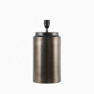 Lampe de table cylindrique en métal Monolith avec abat-jour en fer brossé, base robuste en forme de baril, éclairage d'ambiance chaleureux pour intérieurs élégants - Product Image 3