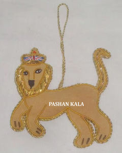 Belle conception de broderie Zari dorée avec travail de perles sur ornement suspendu en forme de coeur pour la maison et la décoration de fête de Noël - Product Image 5