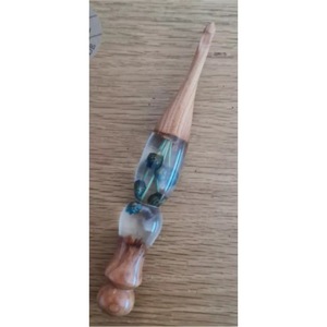 Gancho de Crochet Ergonómico de Resina y Madera Premium con Mango Decorado, Agarre Suave, Herramienta Artesanal Hecha a Mano para Tejer y Proyectos de Bricolaje - Product Image 3