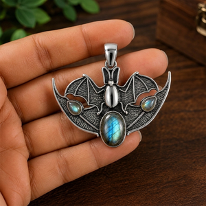 Collier Statement Gothique Bohème Unisexe avec Pendentif Chauve-souris Ovale en Labradorite Naturelle et Breloque Ailée en Laiton Fait Main, Plaqué Argent/Or - Product Image 2