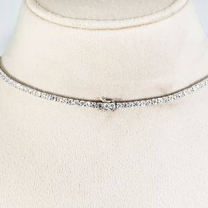 Collier à pendentif en or blanc serti de diamants ronds et de saphirs taillés en poire, best-seller, pour occasions spéciales, disponible à un prix avantageux - Product Image 3