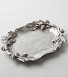 Plateau de table en aluminium moulé argenté avec bordure en forme de branche de pin, idéal pour servir et décorer lors des fêtes de Noël - Product Image 1