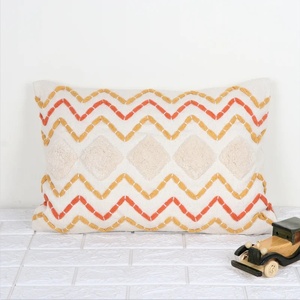 Housse de coussin PINKCITY (IHC) à texture tuftée à la main, moderne, orange et ivoire, avec pompons, 100 % coton, personnalisable, fermeture éclair, douce pour la maison - Product Image 6