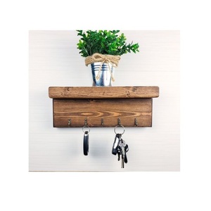 Porte-clés mural en bois, design signature, conçu pour favoriser une organisation domestique efficace et un charme durable - Product Image 1