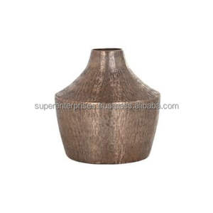 Vase à fleurs en métal sophistiqué conçu pour la décoration intérieure haut de gamme et une présentation florale élégante - Product Image 2