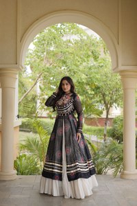 Robe Anarkali indienne pakistanaise brodée, longue, formelle, tenue de mariage traditionnelle pour femmes, en georgette, séchage rapide, extensible - Product Image 4