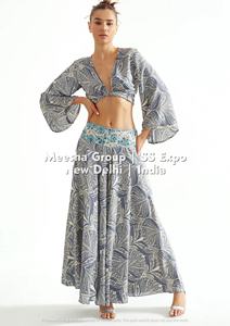 Ensemble coordonné imprimé ethnique bohème pour femme – Haut court à manches longues évasées et col en V à nouer avec jupe longue – Assortiment varié - Product Image 6