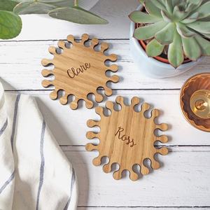Bonitos posavasos en forma de punto hechos de madera cortada con láser para cafeterías familiares. - Product Image 3