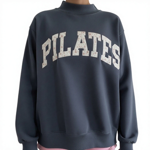 Sweat-shirt décontracté à col montant pour femme, à manches longues et coupe oversize, respirant, avec logo personnalisable sur le devant, idéal pour un usage quotidien confortable. - Product Image 1