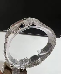 Reloj de Lujo Unisex de Acero Inoxidable con Cuarzo, Esfera Cuadrada con Detalles de Diamantes, Esfera de Zafiro, Visualización de Fecha y Cierre Plegable - Product Image 3