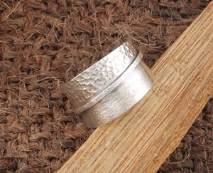 Anillo de Plata de Ley 925 Hecho a Mano con Bisel Martillado, Anillo Minimalista Apilable para Hombre y Mujer, Plata Artesanal - Product Image 3
