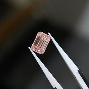 Diamant de laboratoire cultivé, taille émeraude, rose intense fantaisie, VS1, 10,00 carats, certifié IGI - Product Image 1