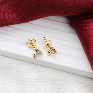 Boucles d'oreilles clous en argent sterling 925 massif plaqué or avec trois pierres de diamant naturel rondes, collection Memoria Jewels - Product Image 3