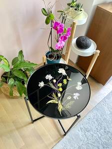 Mesa Auxiliar de Resina Botánica Negra con Acentos de Flores Prensadas en Epoxi - Product Image 5