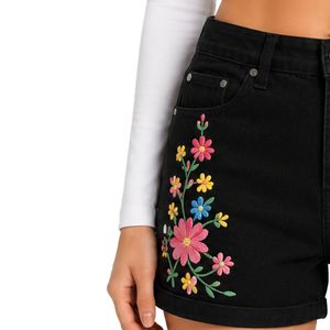 Shorts en jean taille haute pour femmes noires avec broderie florale colorée, shorts décontractés d'été, fabricant OEM ODM sur mesure - Product Image 3