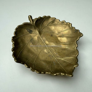 Plateau en métal contemporain à motifs de feuilles – Apporte une touche de nature à n'importe quelle table ou étagère - Product Image 4