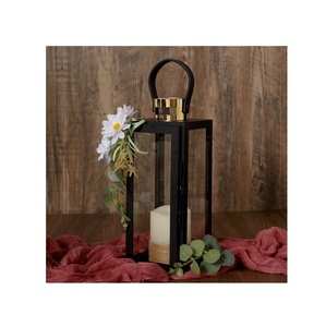 Lanterne à bougie élégante en métal, idéale pour rehausser l'ambiance décorative dans les intérieurs et lors de occasions festives - Product Image 2