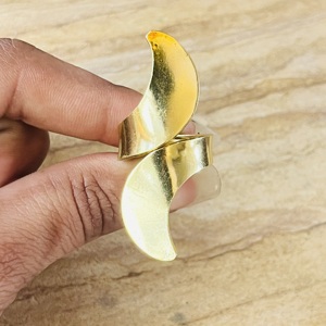 Nouvelle Collection : Bague en Laiton Minimaliste à Motif Vague pour Femme, Plaqué Or 18 carats, Bague Enveloppante Croissant Céleste, Bague Tendance, Vente en Gros - Product Image 6