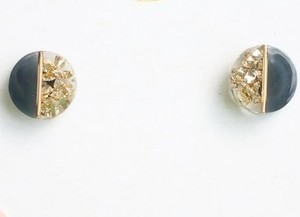 Boucles d'oreilles clous en résine cristalline fumée, faites à la main, effet émaillé, motif Fleur de Lune Moderne, Perle de Minuit, Éclat Céleste - Product Image 5