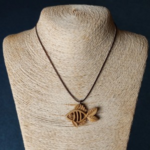 Pendentif poisson en bois, motif feuille sculptée, couleur naturelle, accessoire de bijouterie artisanale - Product Image 6