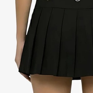 Kilt écossais noir pour femme avec accents à carreaux rouges et poches avant, coupe classique, jupe en polyester - Product Image 3