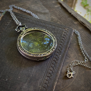 Loupe de poche vintage en métal avec cadre floral gravé orné, longue chaîne, pendentif loupe de lecture - Product Image 3