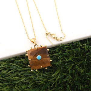 Collier pendentif tendance en pierre naturelle œil de tigre avec accent turquoise et CZ, chaîne réglable en laiton plaqué or - Product Image 2