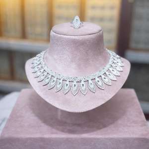 MOLL JEWELLERS - Cadena de Cobre Macizo con Diseño de Hojas y Circonitas Naturales, Chapada en Oro/Rodio/Plata, Elegante y Moderna para Mujer, Ideal para Bodas - Product Image 4