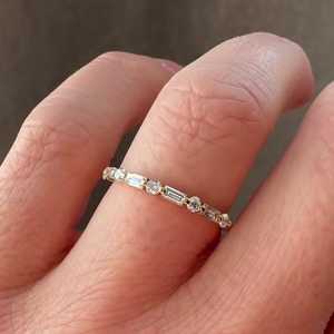Bagues de mariage en or massif 14K 18K avec diamants multi-tailles, sertissage alterné rond et baguette, demi-éternité empilable, vente en gros - Product Image 1