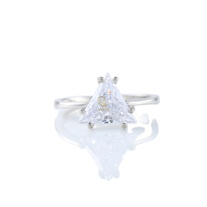 Nuevo diseño de moda Trillion Cut Moissanite Diamond Solitaire Anillo de compromiso Anillo apilable Regalo de aniversario para mujeres - Product Image 1