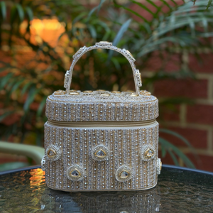 Colección de Bodas: Bolso de Noche de Lujo Hecho a Mano para Mujer con Bordado de Perlas y Pedrería, Diseño Indio Polki Dorado - Product Image 2