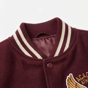 Chaqueta universitaria de técnica mixta, cuerpo de lana original de alto GSM, mangas de PU, botones cubiertos, cuello redondo, letras, transpirable, casual - Product Image 4