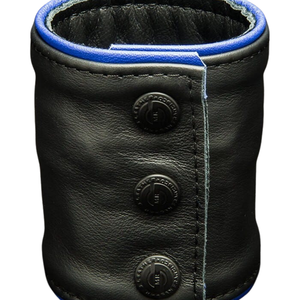 Bracelet en cuir noir, design à trois boutons, logo embossé, ajustement réglable, accessoire de mode - Product Image 6