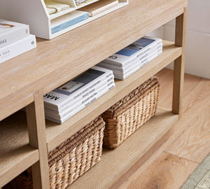 Bibliothèque scandinave moderne en bois basse, autoportante, avec étagères ouvertes à niveaux pour le rangement - Product Image 2