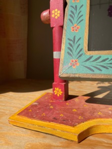Miroir encadré en bois fait main avec un design floral bohème, base rouge, décoratif, sur pied - Product Image 6