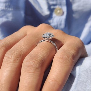 Anillo Clásico Halo con Moissanita Corte Esmeralda de 1.5CT, Brillante, Plata de Ley 925 Original, Regalo de Aniversario o Promesa para Amigos - Product Image 2