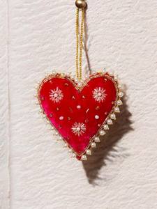 Adorable Adorno Colgante en Forma de Corazón con Zari |   Adorno Decorativo de Pared Bordado con Perlas y Cuentas | Decoración de Corazón de San Valentín - Product Image 3