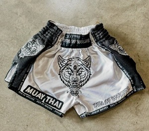 Shorts de Muay Thai Den Of Wolves rouge et noir avec impression par transfert thermique, vêtements de sport pour hommes - Product Image 2