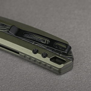 Navajas Plegables con Hoja Tanto Gris, Mango con Patrón Verde Oliva, Orificio para el Pulgar, Agarre Ergonómico para Uso en Exteriores - Product Image 5