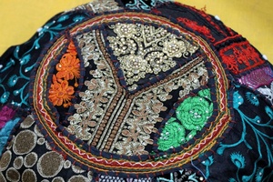 Housse de coussin verte ronde vintage faite à la main, housse de coussin décorative brodée patchwork - Product Image 3