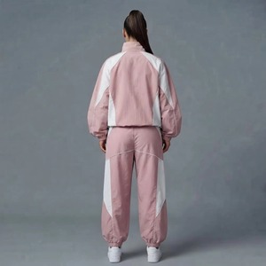 Conjunto Deportivo para Mujer, Chaqueta Corta Blanca Impermeable con Cremallera y Pantalones Anchos, 100% Nailon - Product Image 3
