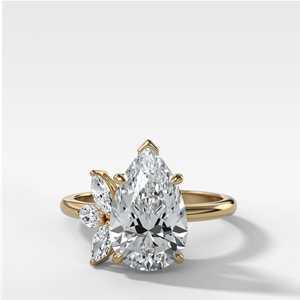 Bague Solitaire en Or Massif 14K avec Diamant de Laboratoire 4 carats Taille Poire, Motif Feuille de Lotus, pour Fiançailles, Anniversaire, Mariage, avec Bande de 2,1 mm - Product Image 1