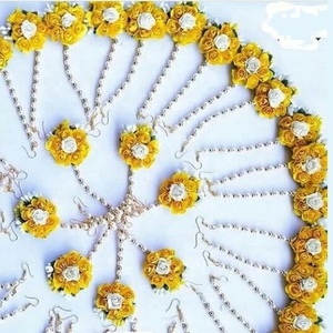 Conjunto de Joyería Floral Amarillo y Blanco Hecho a Mano para Novia, Collar de Flores Artificiales, Pendientes, Maang Tikka - Product Image 3