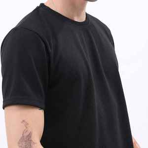 เสื้อยืดคอกลมแขนสั้นสีดำสำหรับผู้ชาย ทรงเข้ารูป สไตล์ลำลอง ผ้าถักเนื้อผ้าเจอร์ซีย์ ระบายอากาศได้ดี ผลิตจากผ้าฝ้าย 100% สีพื้น - Product Image 5